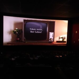 Ausschnitt aus Film mit Blick auf alten TV