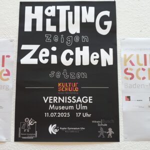 Schwarzes Plakat mit der Aufschrift "Haltung zeigen, Zeichen setzen. Vernissage"